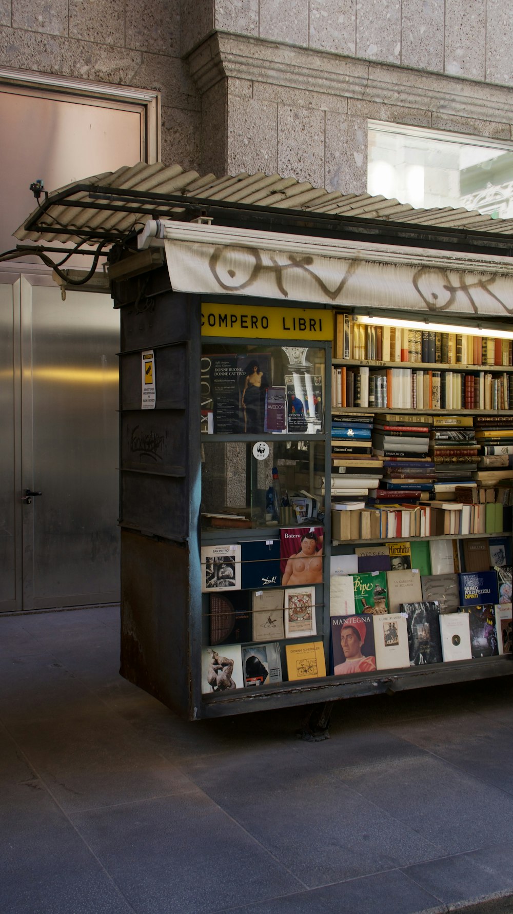 通りの脇にある本屋