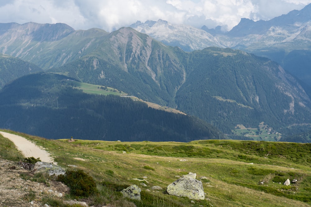 Un chemin de terre au milieu d’une chaîne de montagnes