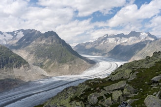 A stunning glacier landscape showcasing the beauty of nature.