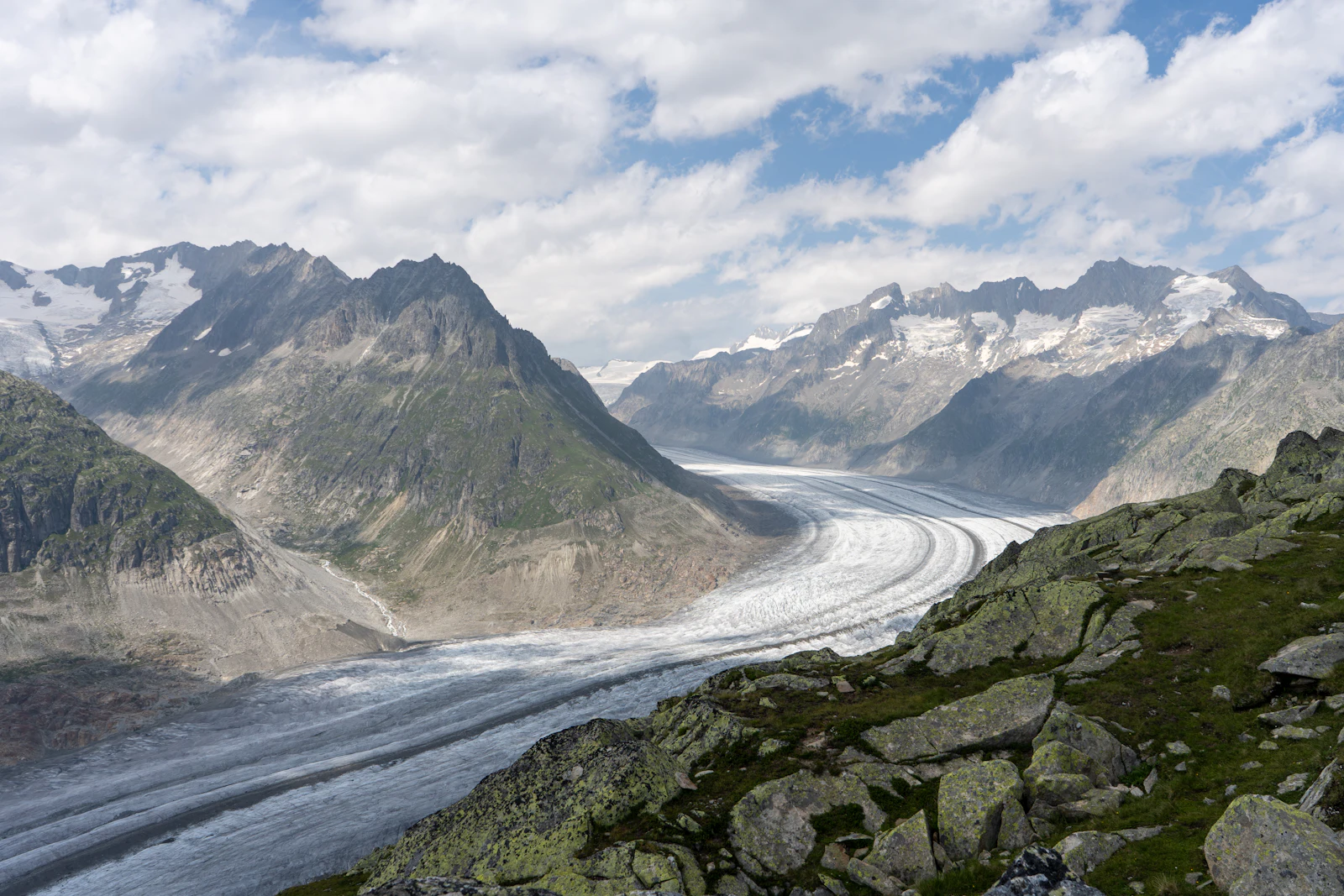 Le glacier d'Aletsch et sa longue moraine centrale vus depuis les hauteurs de Fieschertal, Valais