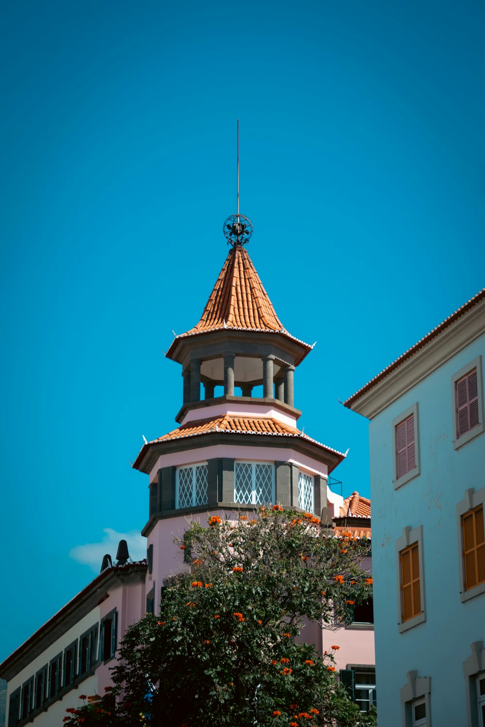 uma torre do relógio no topo de um edifício