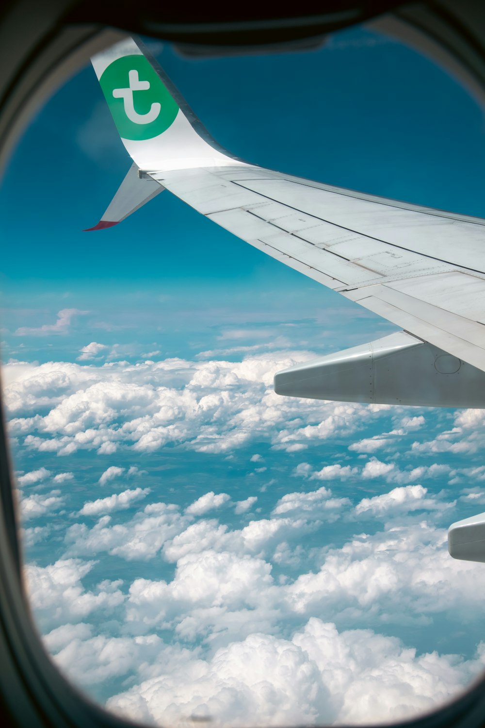 a view of the wing of an airplane in the sky