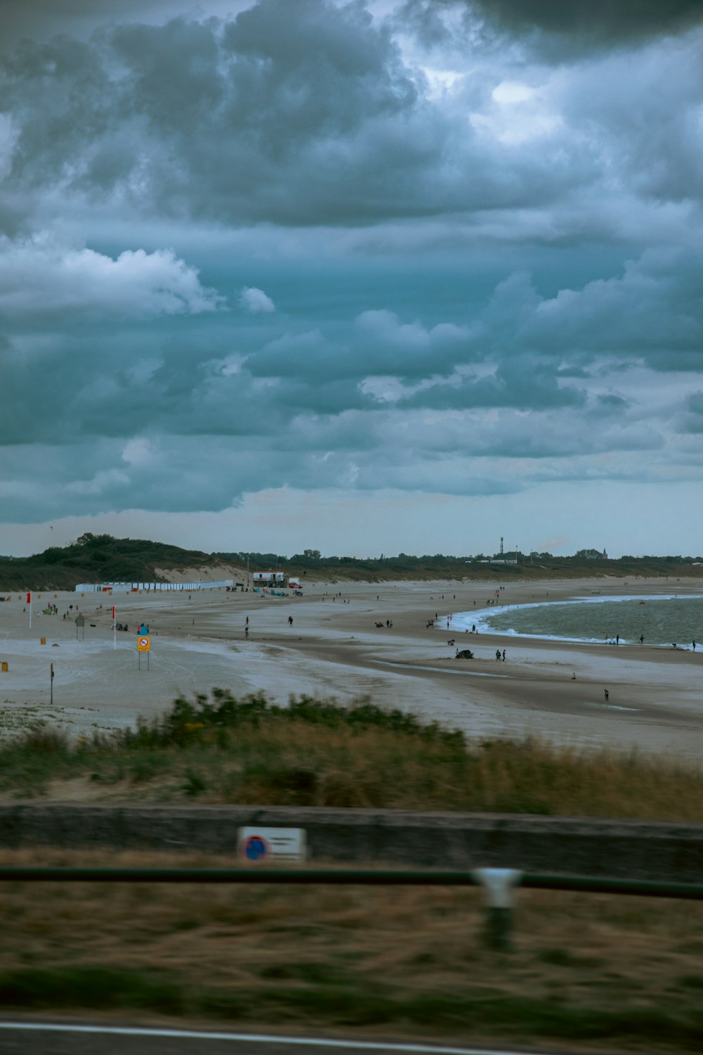 Una vista de una playa desde un coche en movimiento