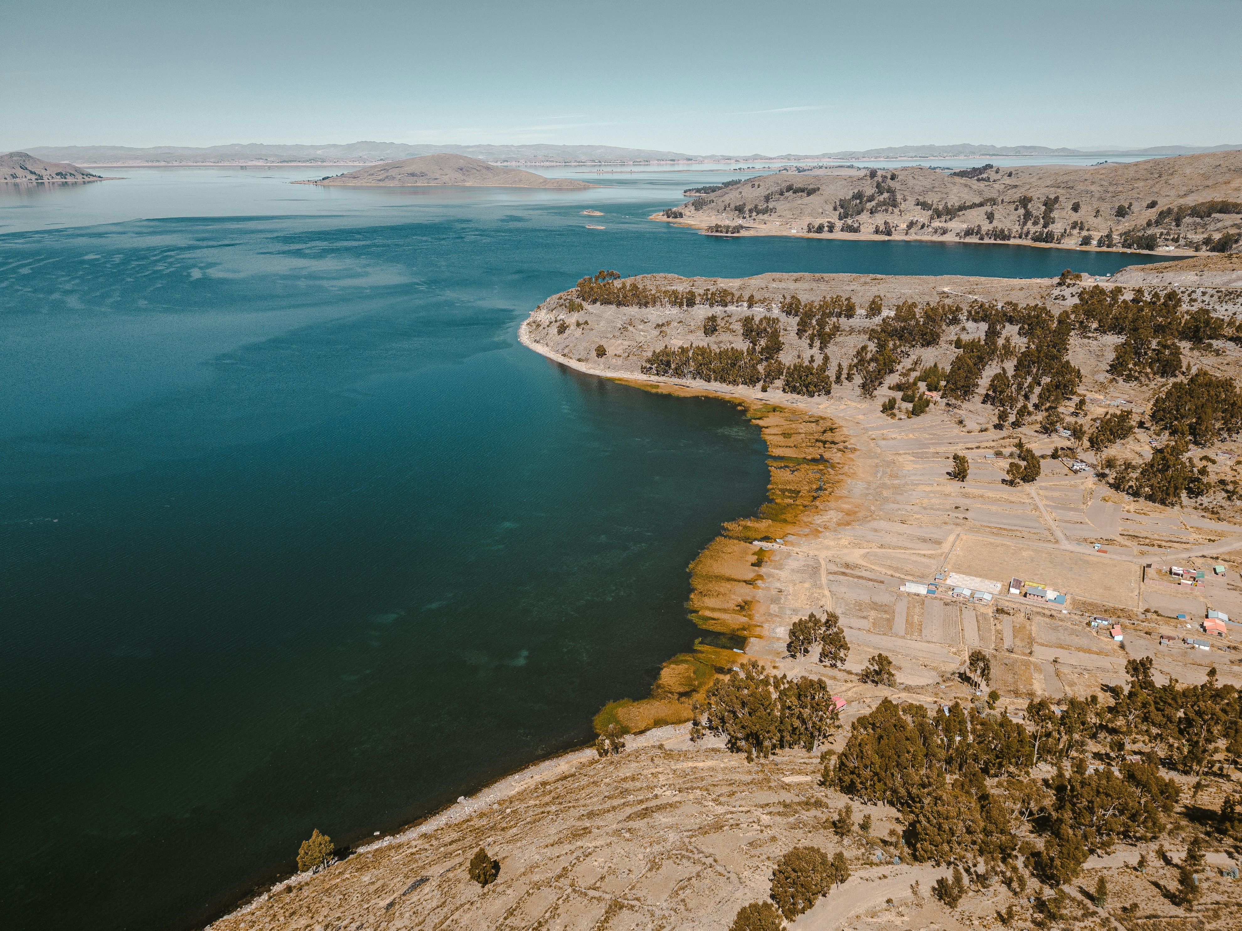 a large body of water surrounded by land, 