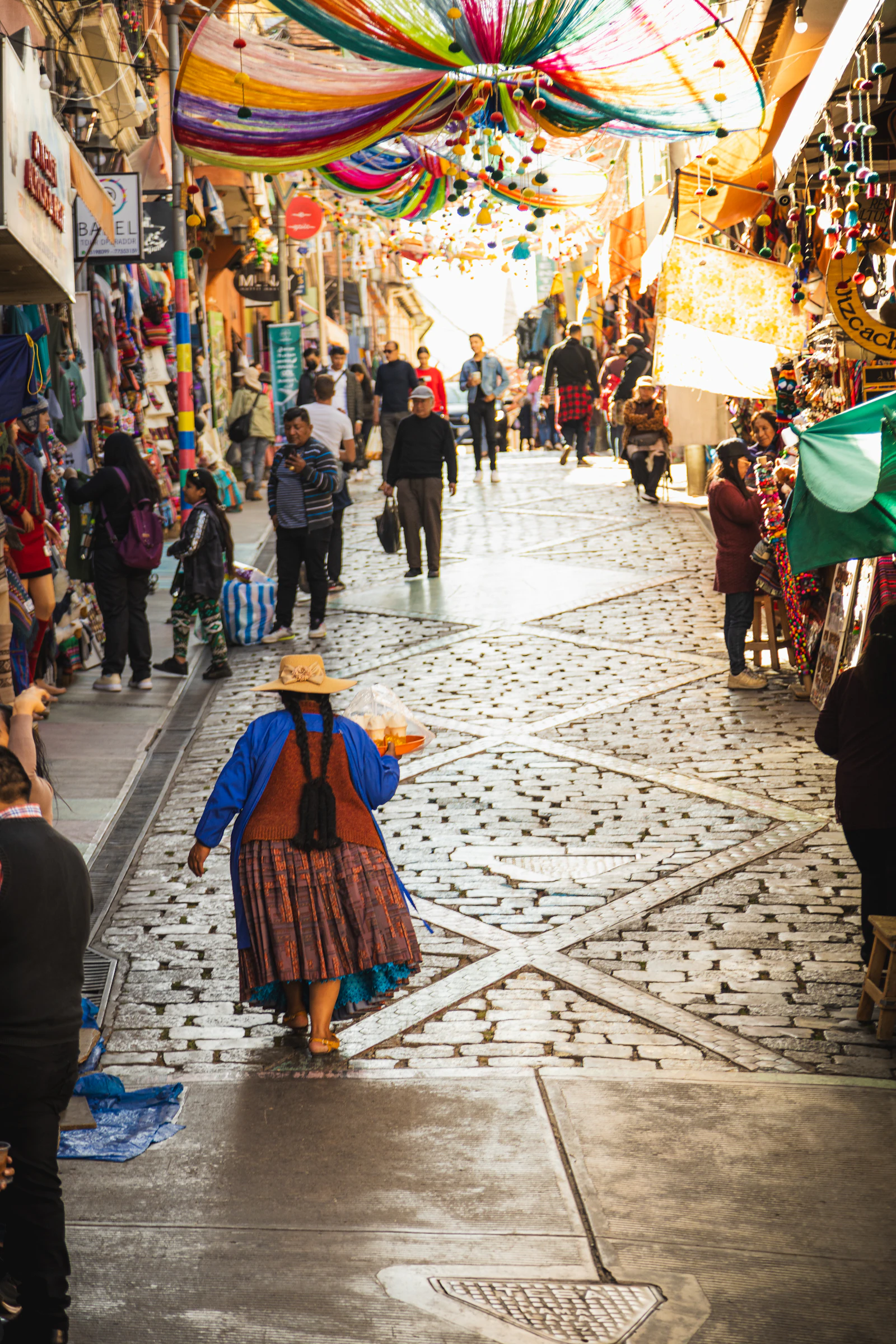 Calle de mercado con vendedores en La Paz — Bolivia