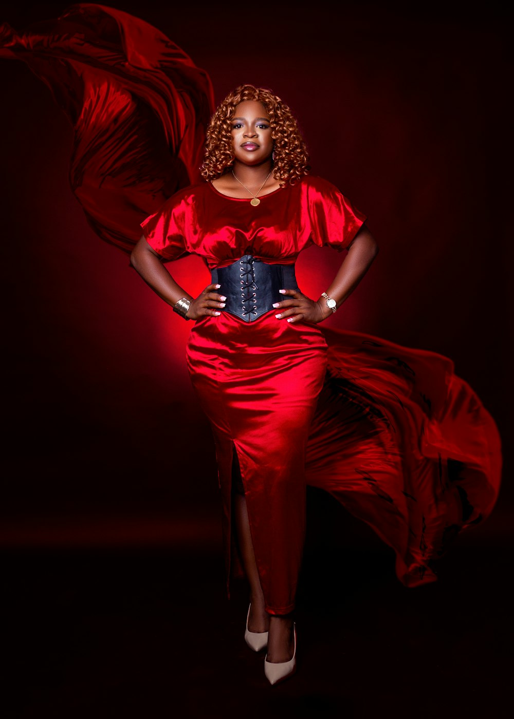 Une femme en robe rouge posant pour une photo