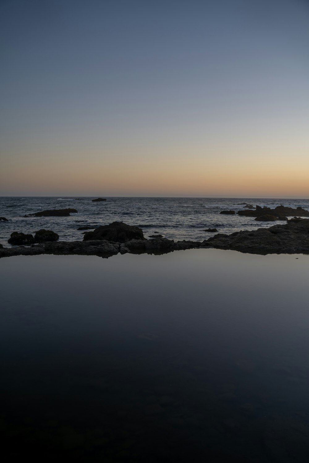 Un grande specchio d'acqua seduto vicino all'oceano