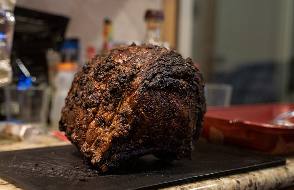 ein Stück Fleisch, das auf einem Schneidebrett sitzt