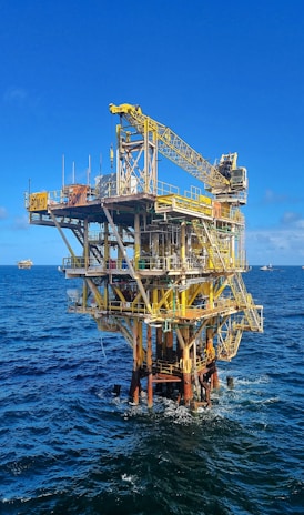 an oil rig in the middle of the ocean