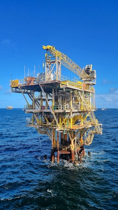 an oil rig in the middle of the ocean