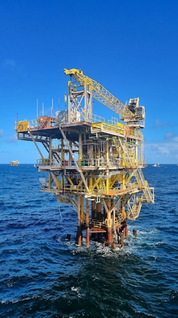 an oil rig in the middle of the ocean