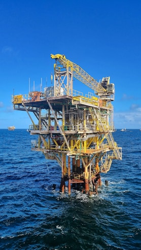 an oil rig in the middle of the ocean