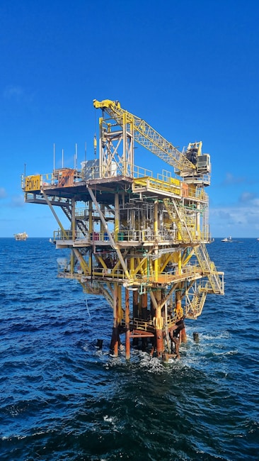 an oil rig in the middle of the ocean