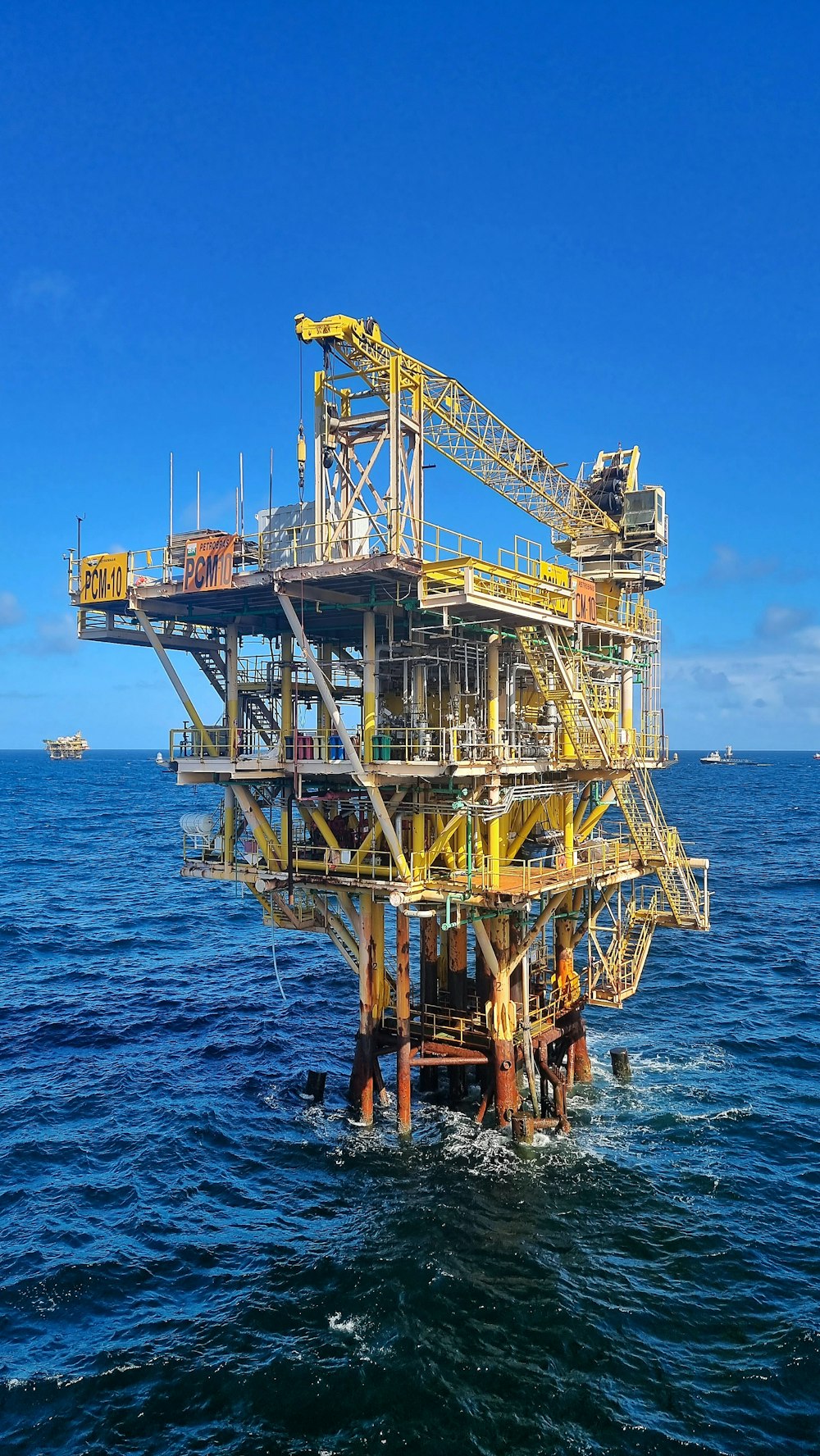 Uma plataforma de petróleo no meio do oceano