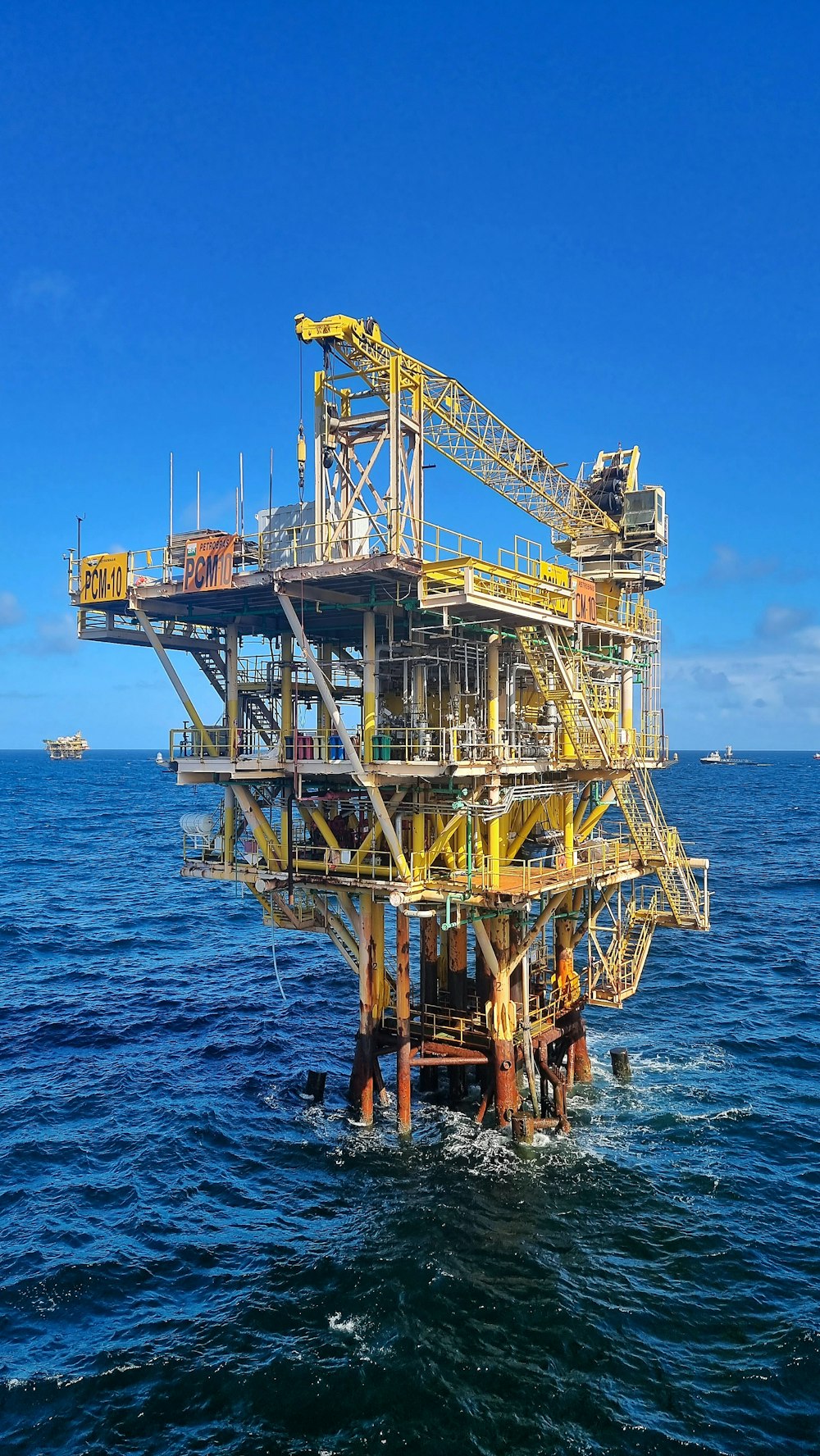 Una plataforma petrolífera en medio del océano