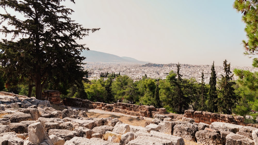 Blick auf die Stadt aus den Ruinen einer römischen Stadt