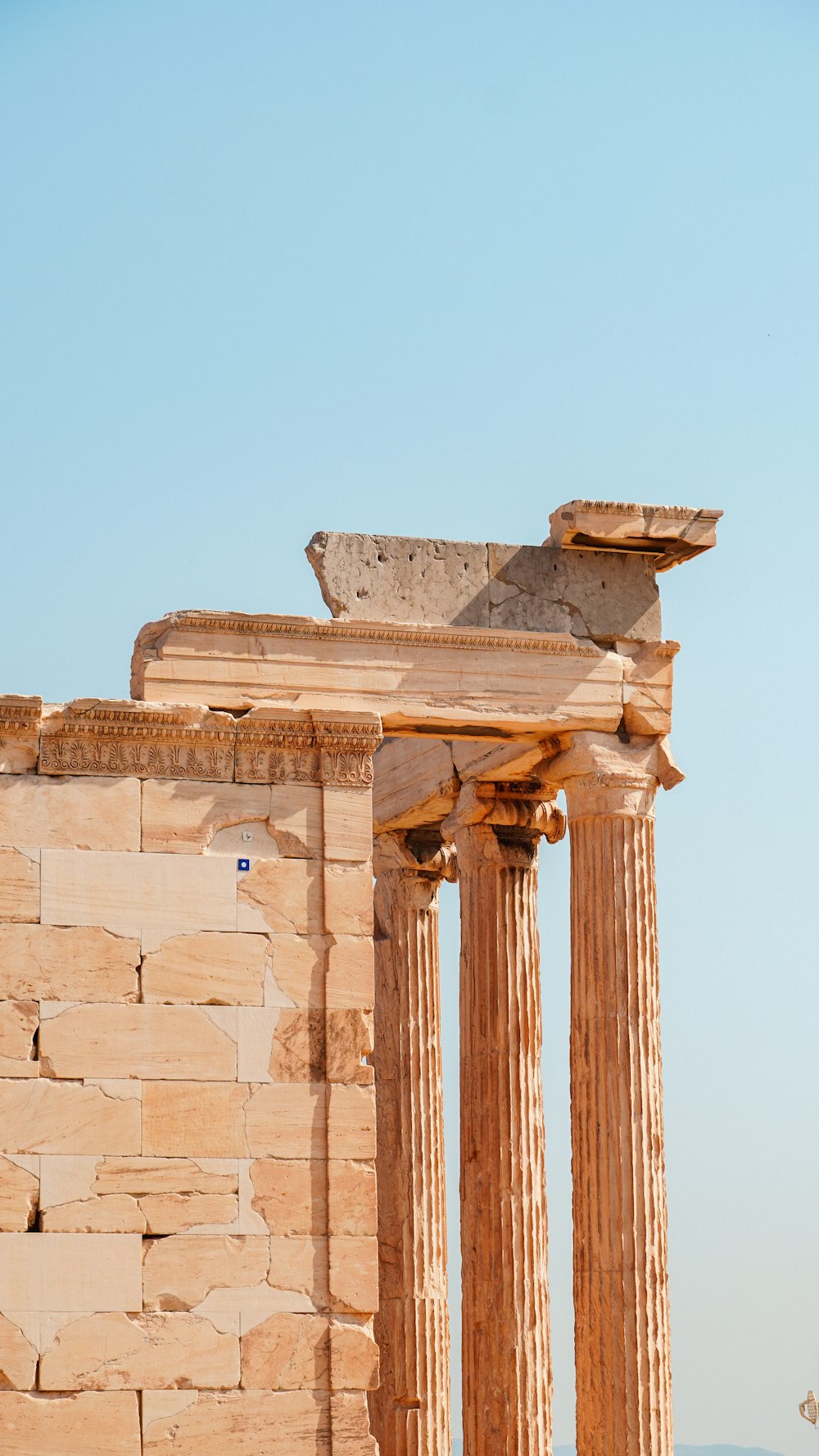 a tall stone building with two large pillars