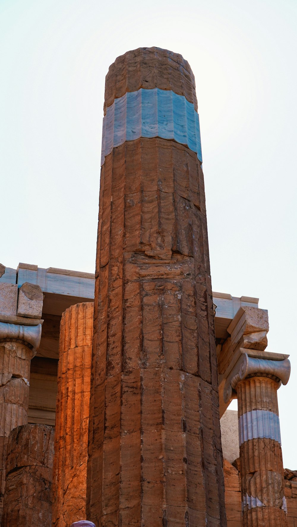 파란색과 흰색 줄무늬가 있는 키가 큰 벽돌 구조