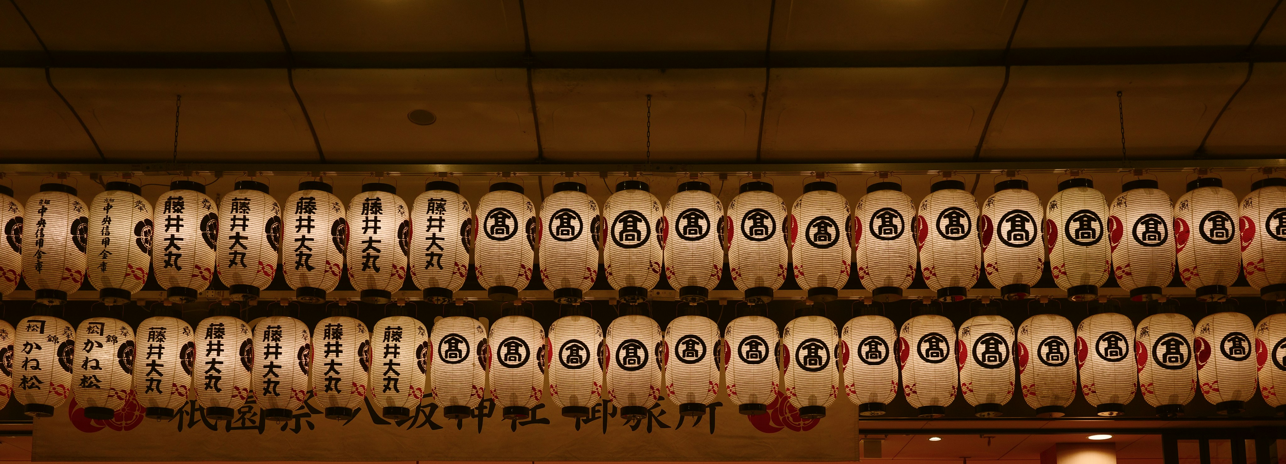 たくさんのボトルがぶら下がっている壁