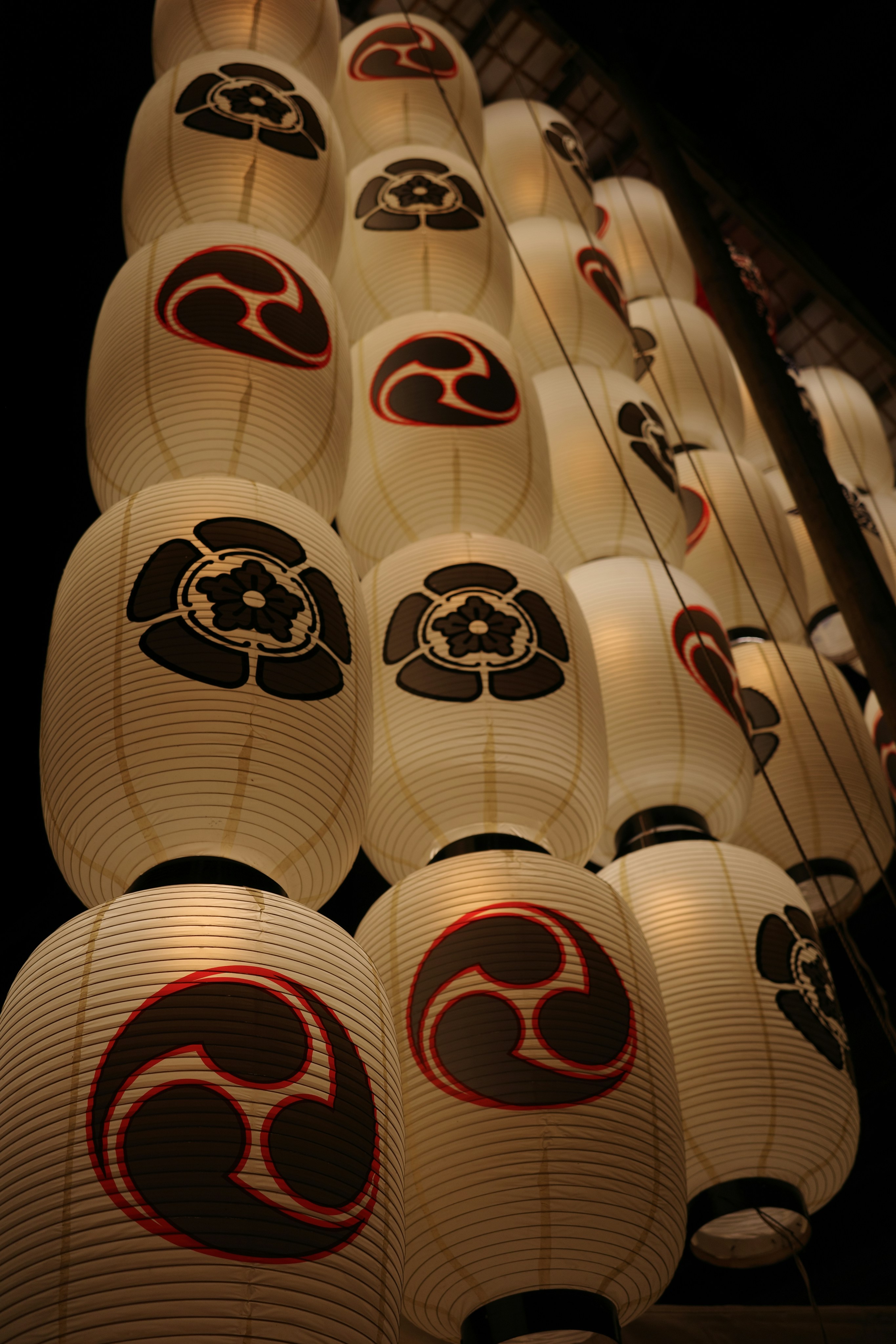 天井からぶら下がっている多数の提灯