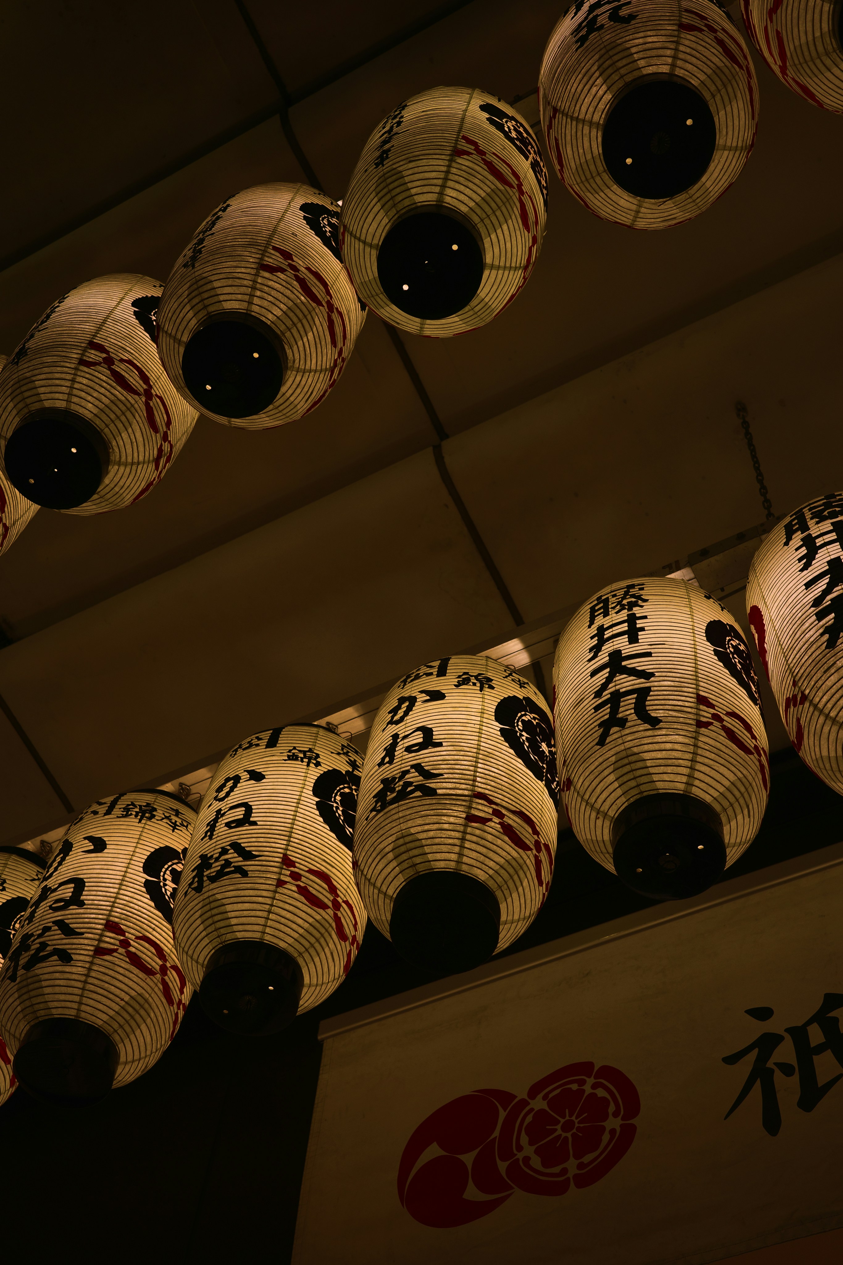 天井からぶら下がっている提灯のグループ