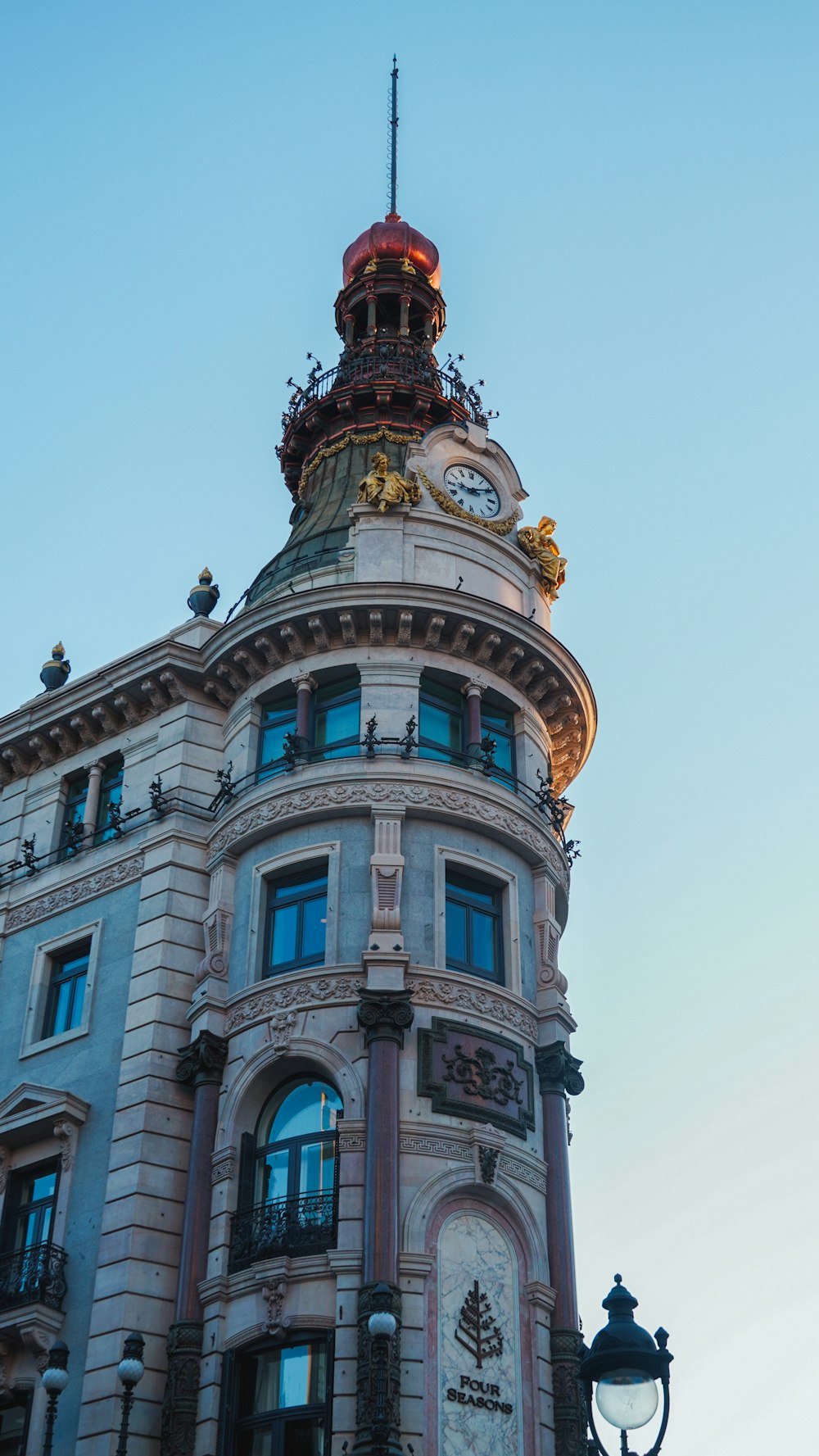 un grand bâtiment avec une horloge sur le dessus