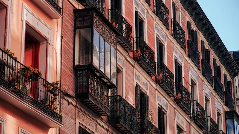 Fachada de un edificio residencial con balcones en una ciudad española