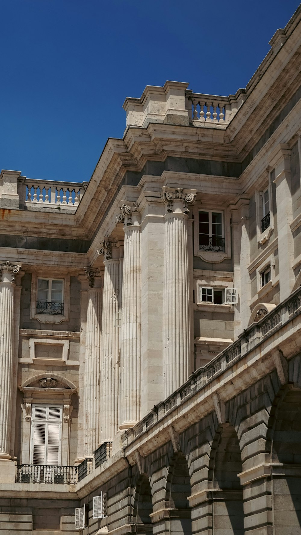 un grand bâtiment avec une horloge à l’avant