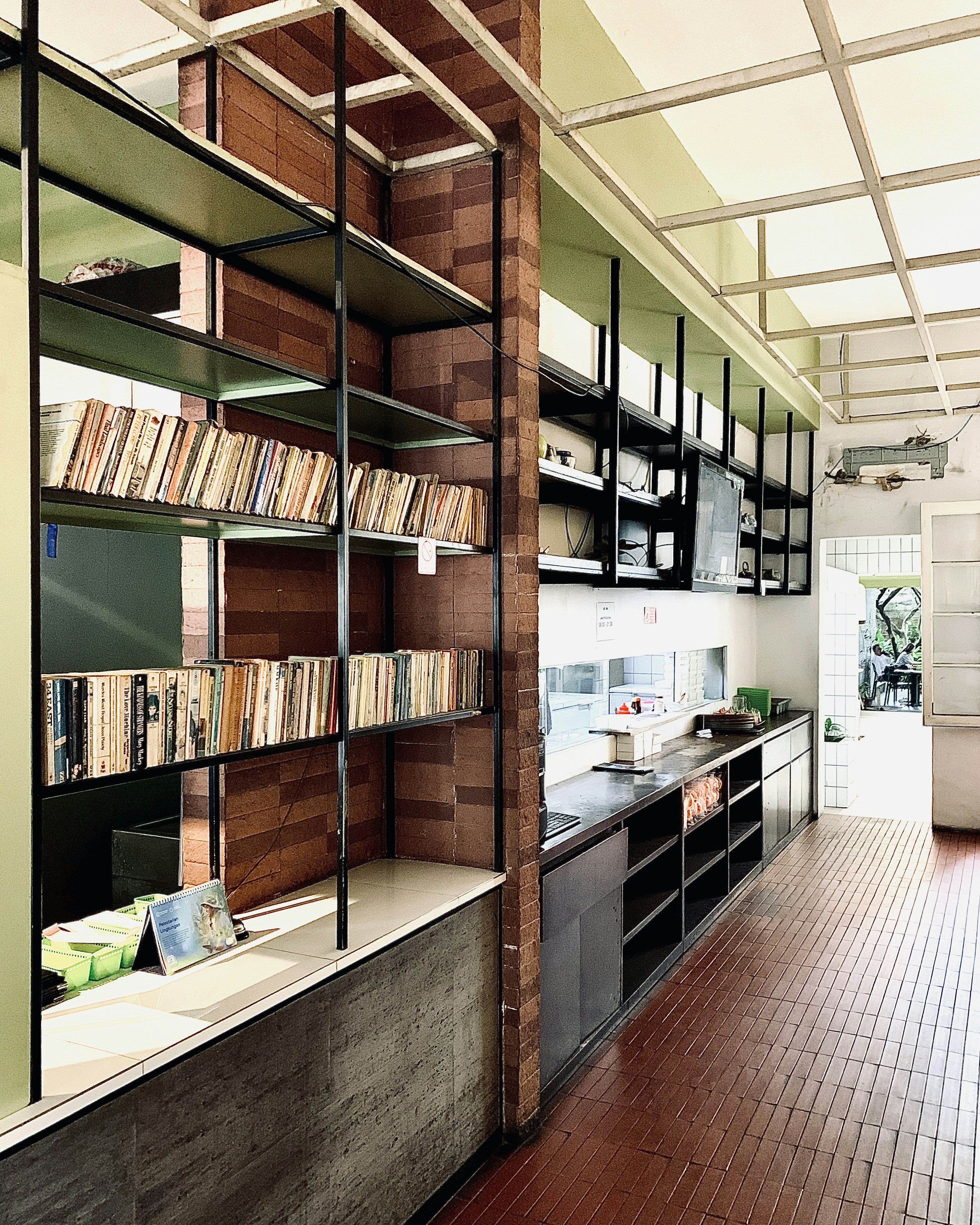 sebuah ruangan yang dipenuhi dengan banyak rak yang dipenuhi dengan buku-buku