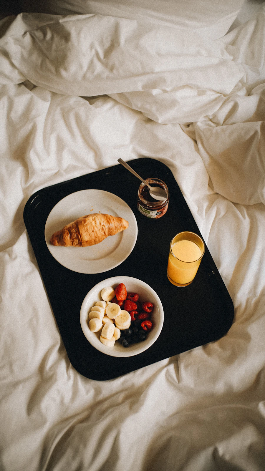 Cesta de café da manhã servida na cama