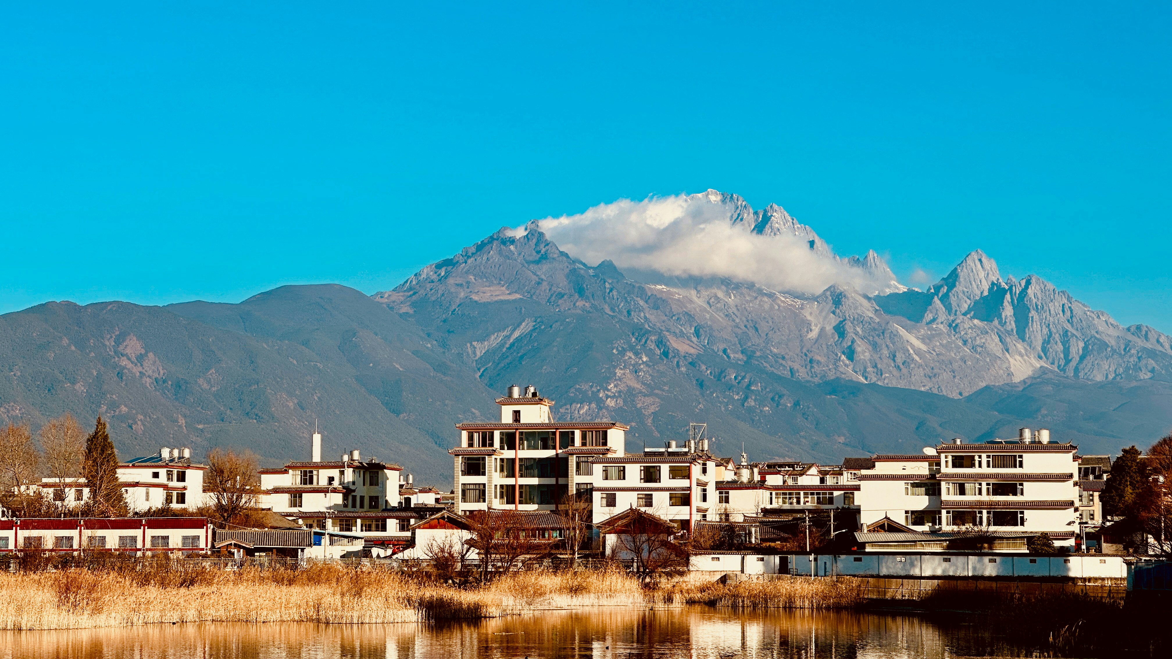 Una vista de una ciudad con montañas al fondo