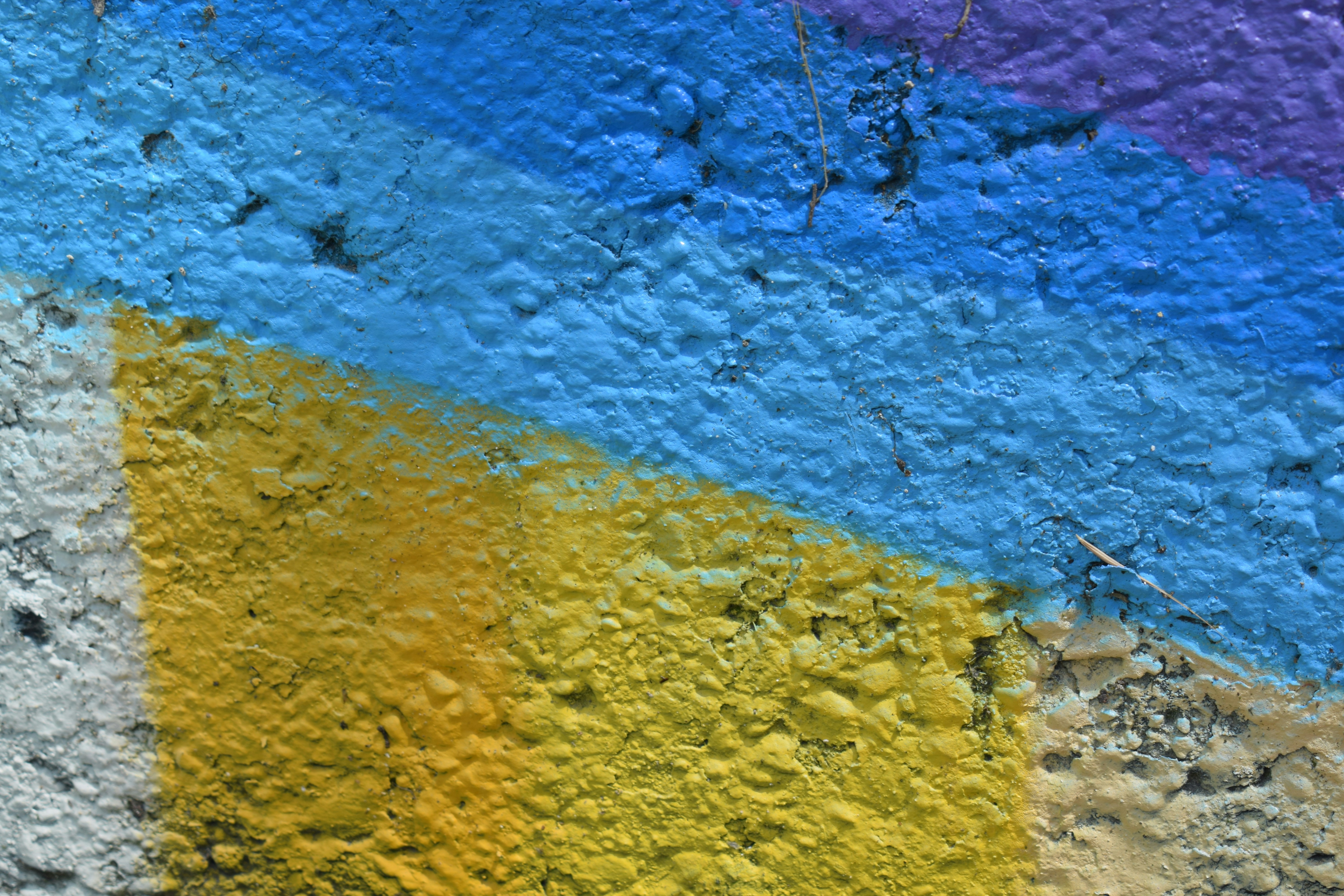 Un primer plano de una pared multicolor