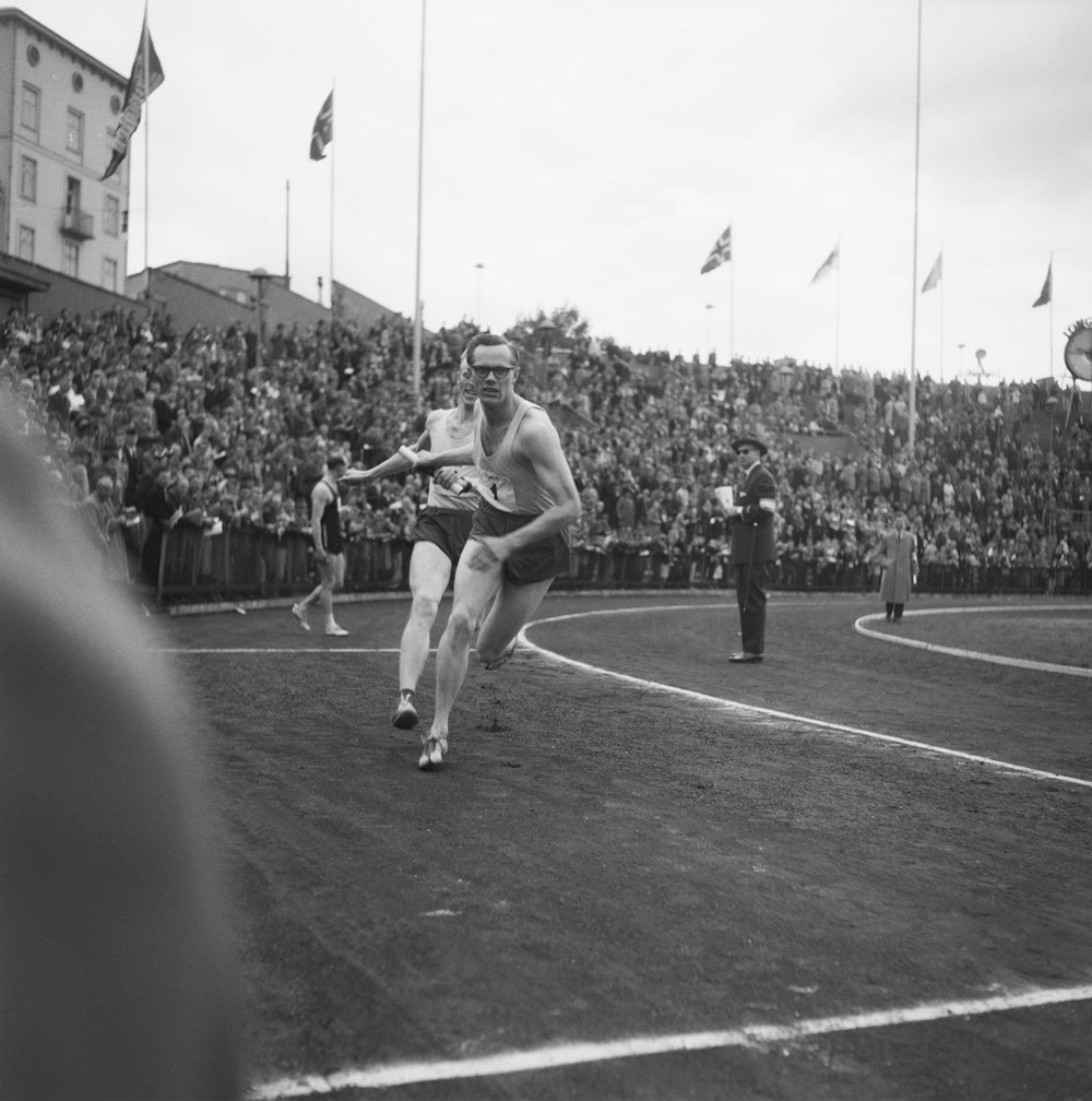 Una foto en blanco y negro de un hombre jugando al tenis