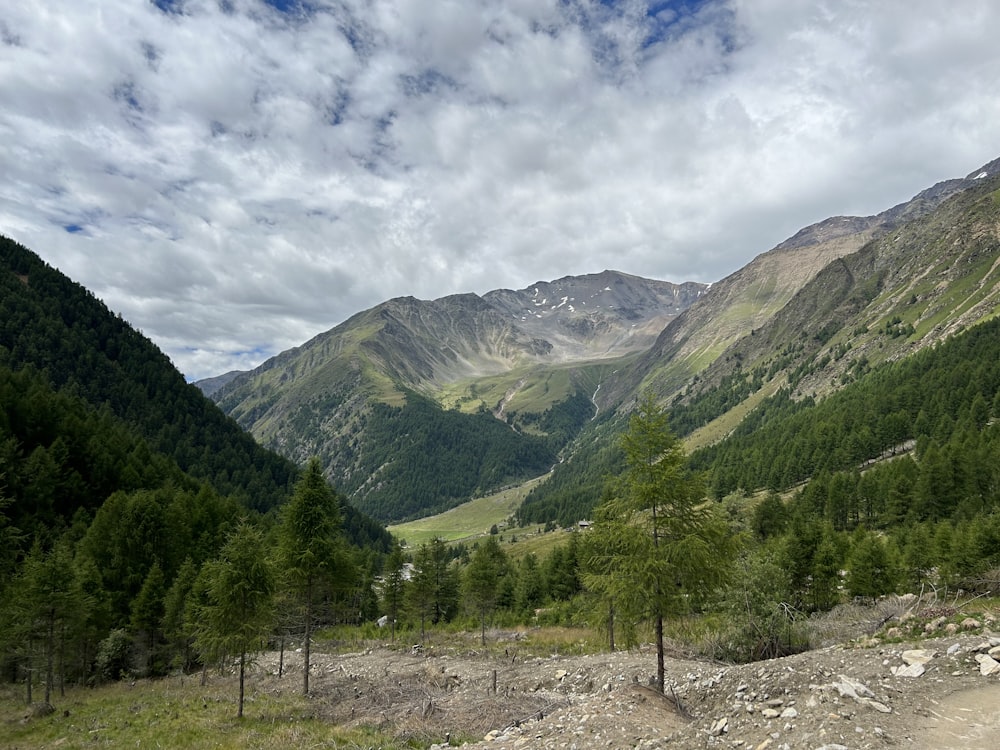 une vue d’une vallée avec des montagnes en arrière-plan