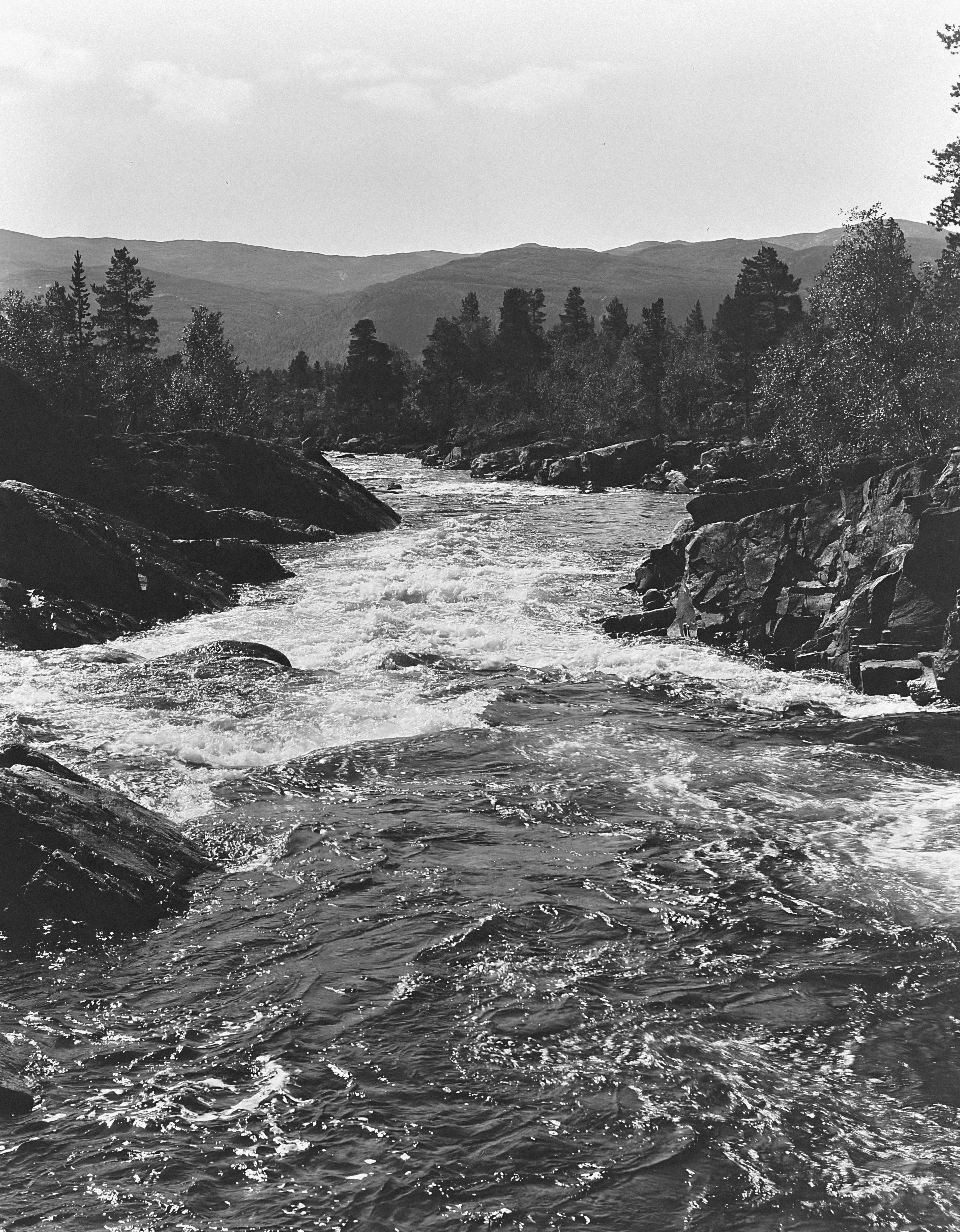 uma foto em preto e branco de um rio