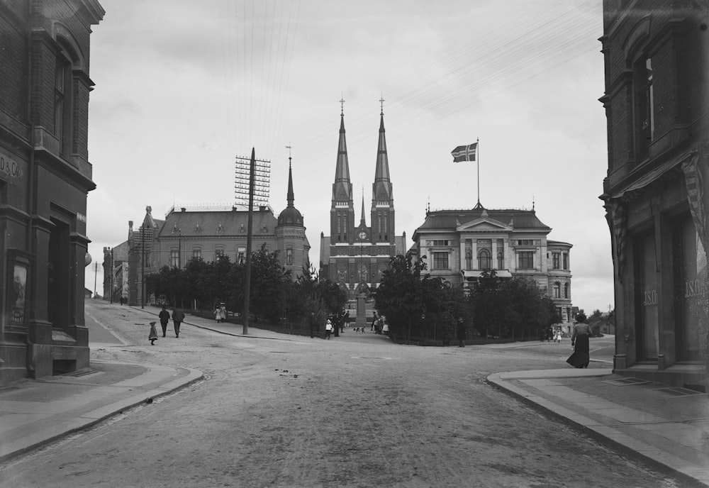 a black and white photo of a city street