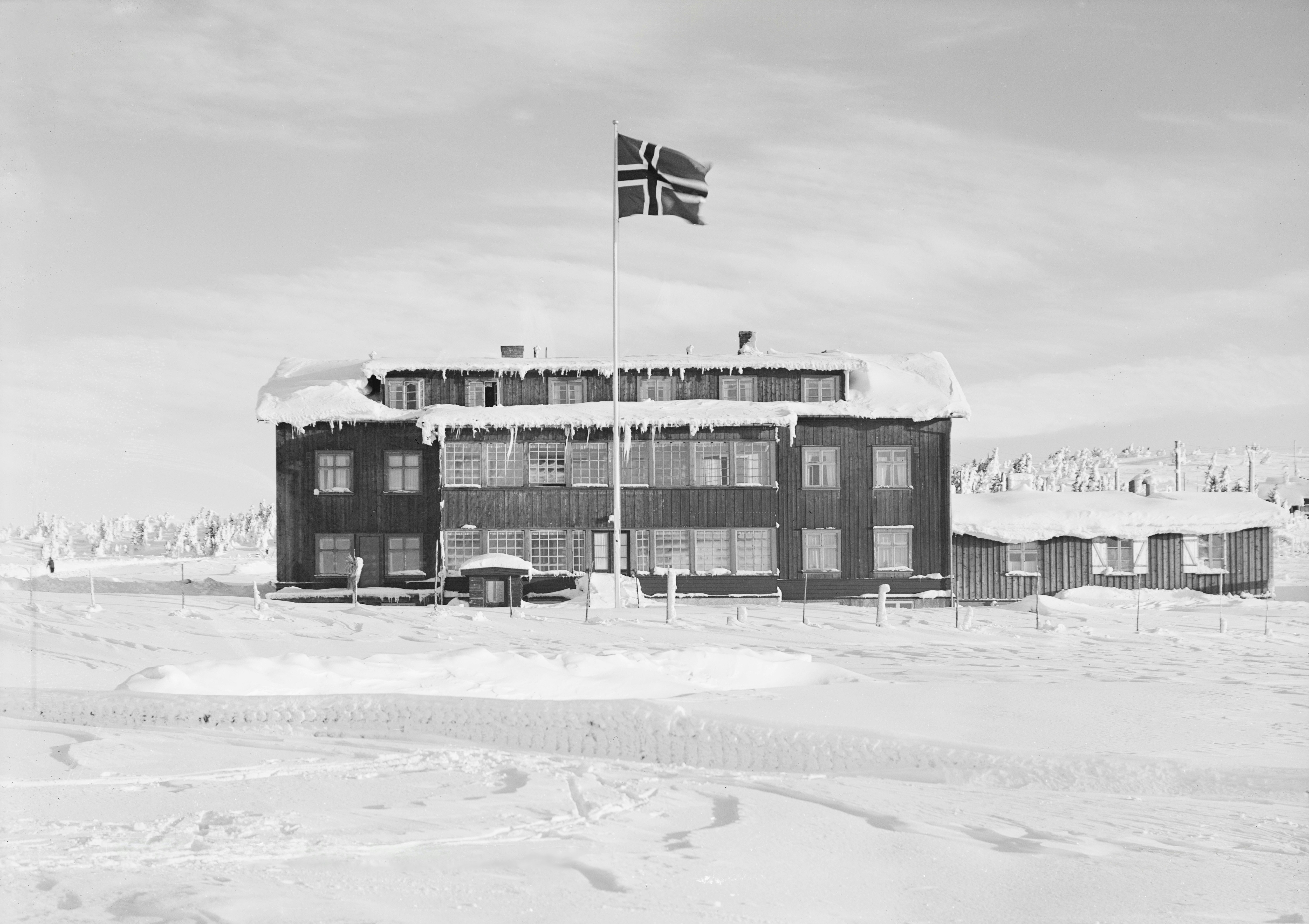 ein Schwarz-Weiß-Foto eines Gebäudes im Schnee