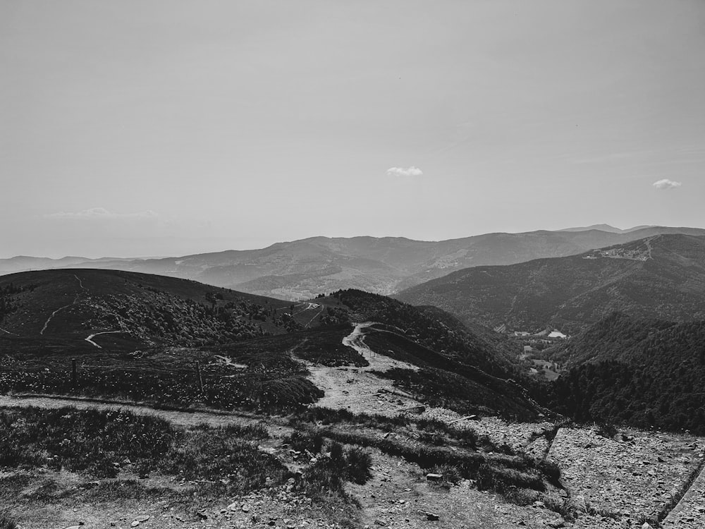 Una foto in bianco e nero di una strada di montagna