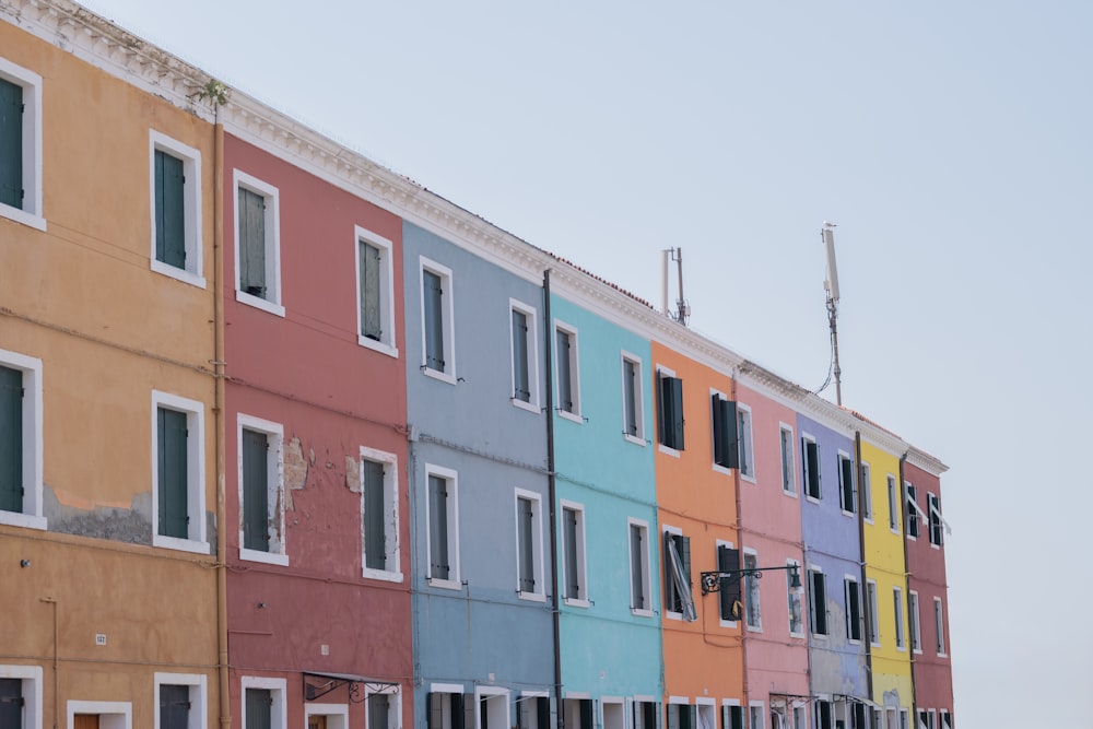 Una hilera de edificios multicolores en una ciudad