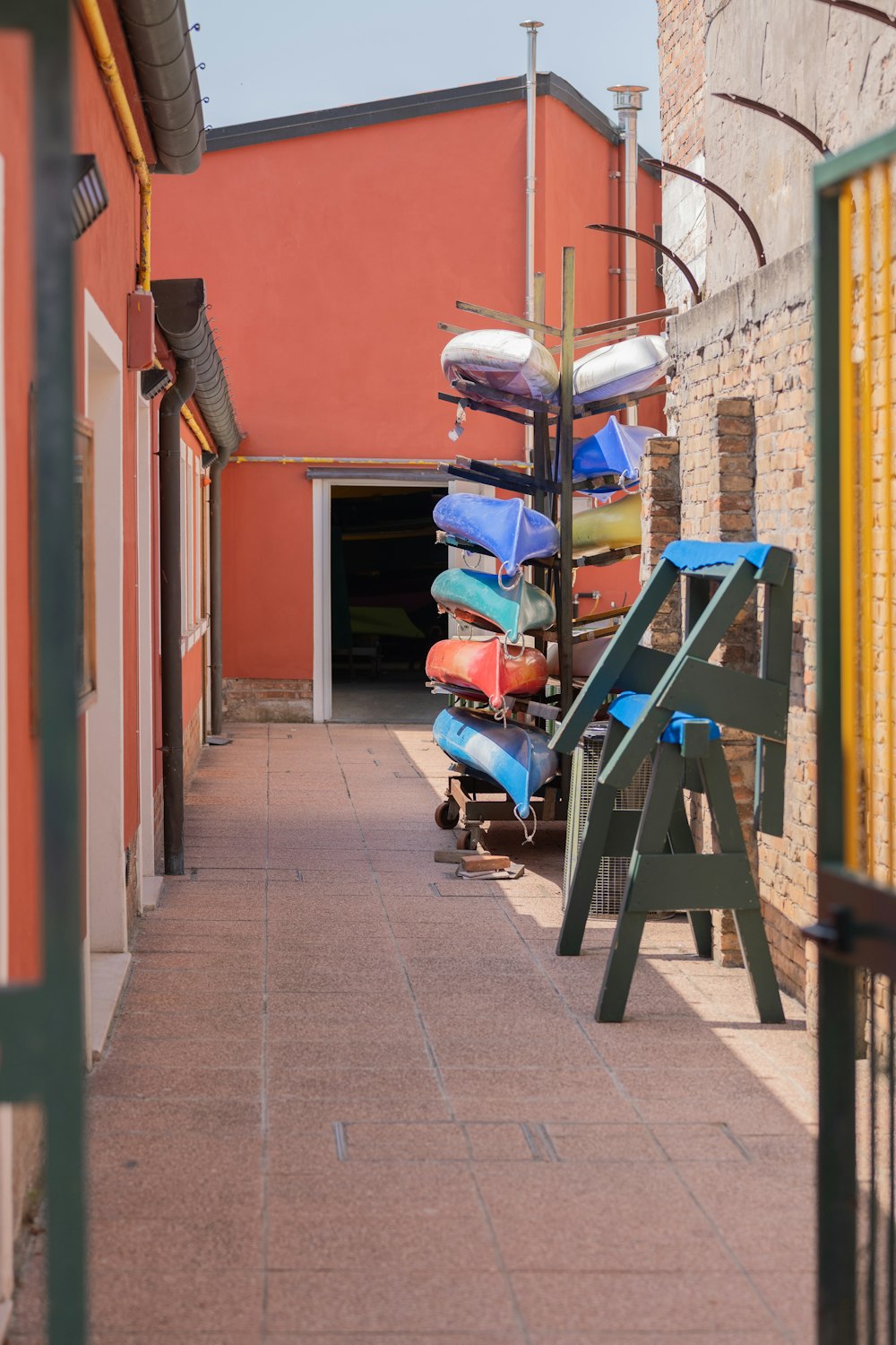 a row of surfboards sitting on top of a sidewalk