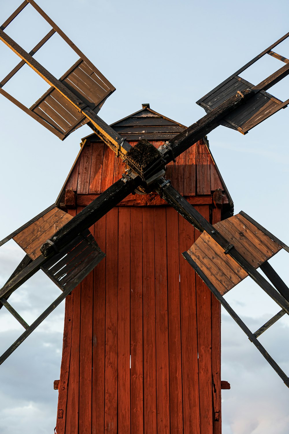 ein rotes Holzgebäude mit einer Windmühle darauf
