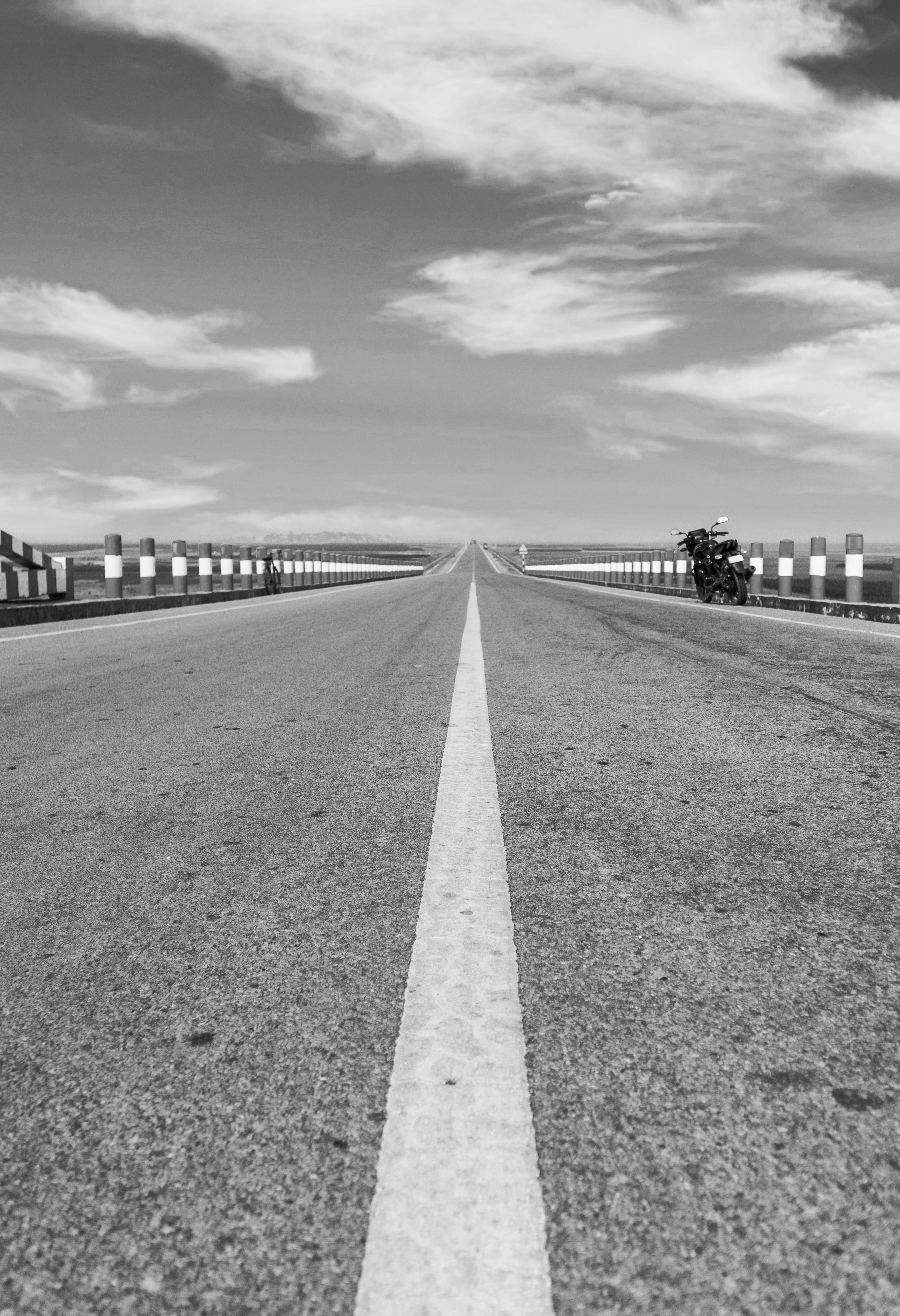 Uma foto em preto e branco de uma pista de aeroporto foto – Imagem grátis  sobre Viajar na Unsplash, image size:3000x4388