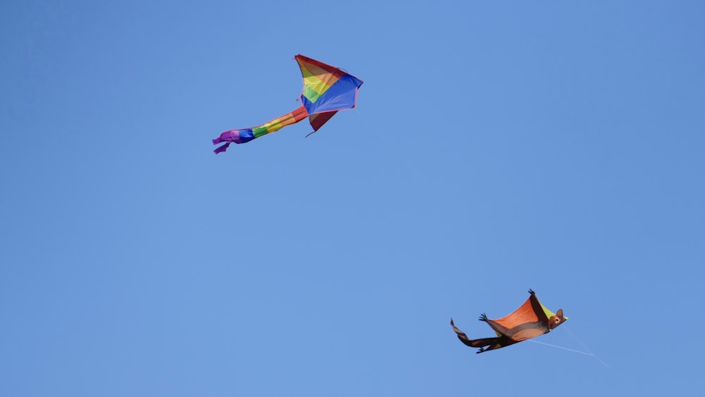 a couple of kites that are flying in the sky