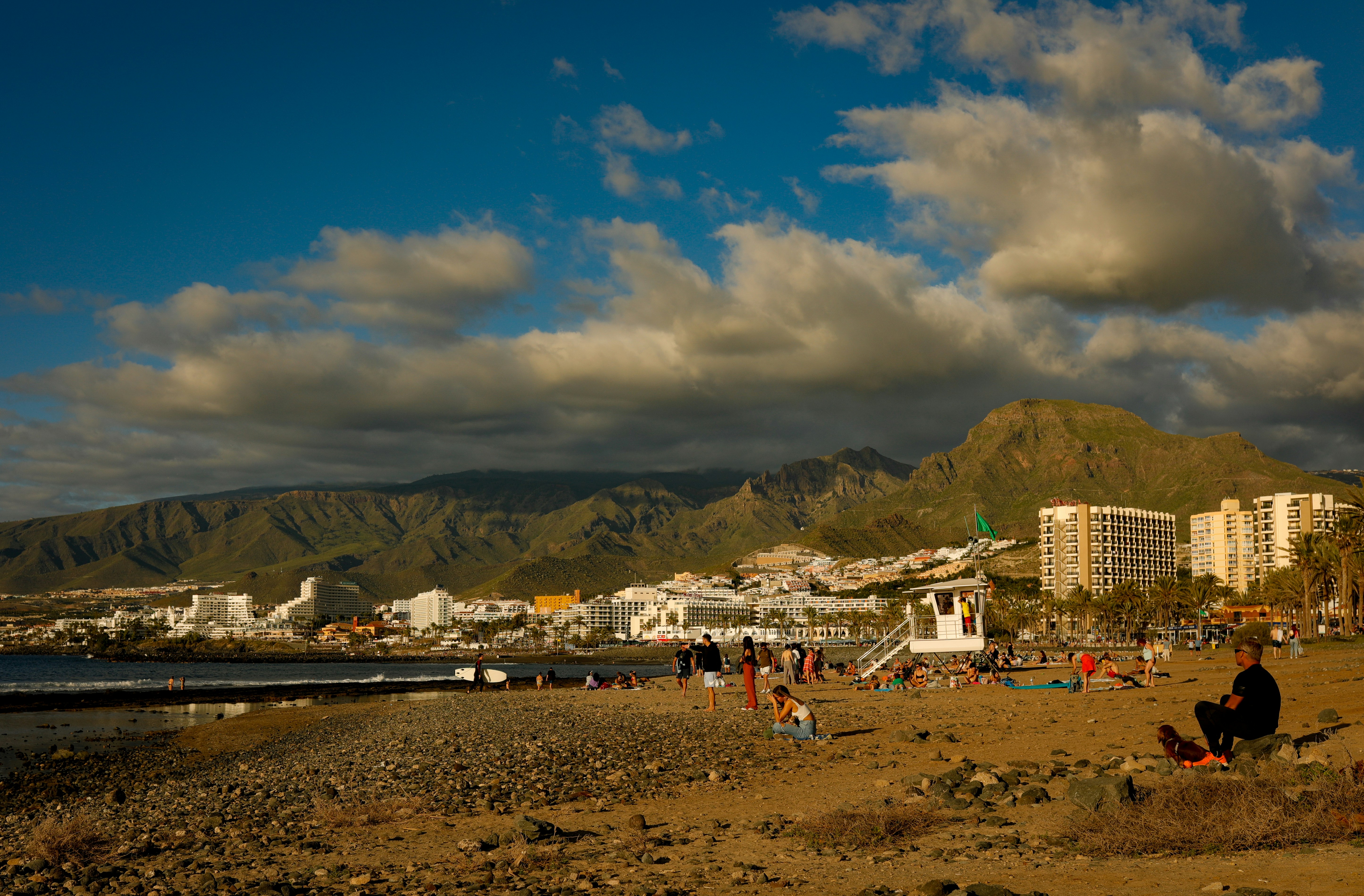 Zona de hamacas organizada en playa canaria