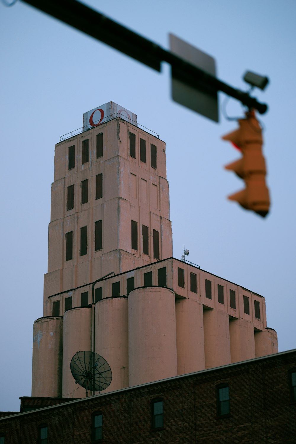 Un edificio alto con un orologio in cima