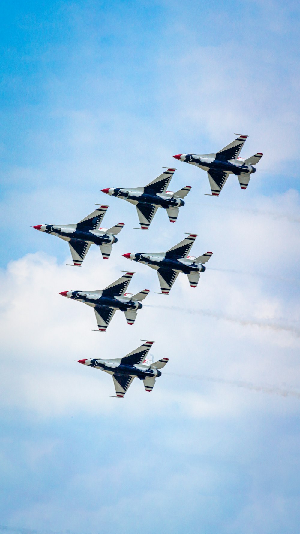 Un grupo de aviones de combate volando a través de un cielo azul