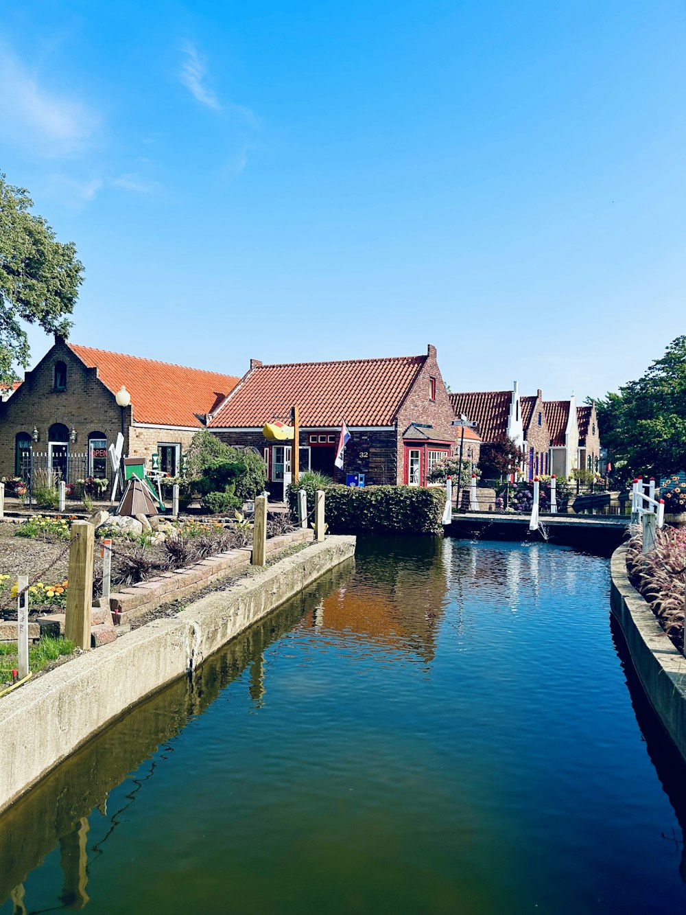 une rivière qui traverse une petite ville à côté d’un pont