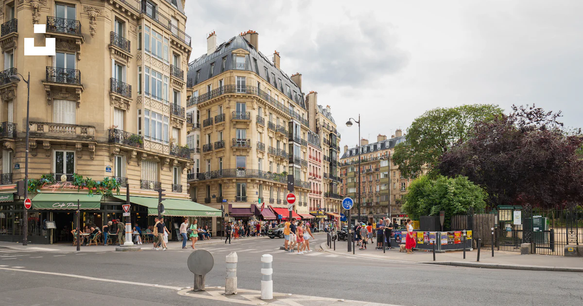 Une rue de la ville remplie de nombreux grands immeubles photo – Photo ...