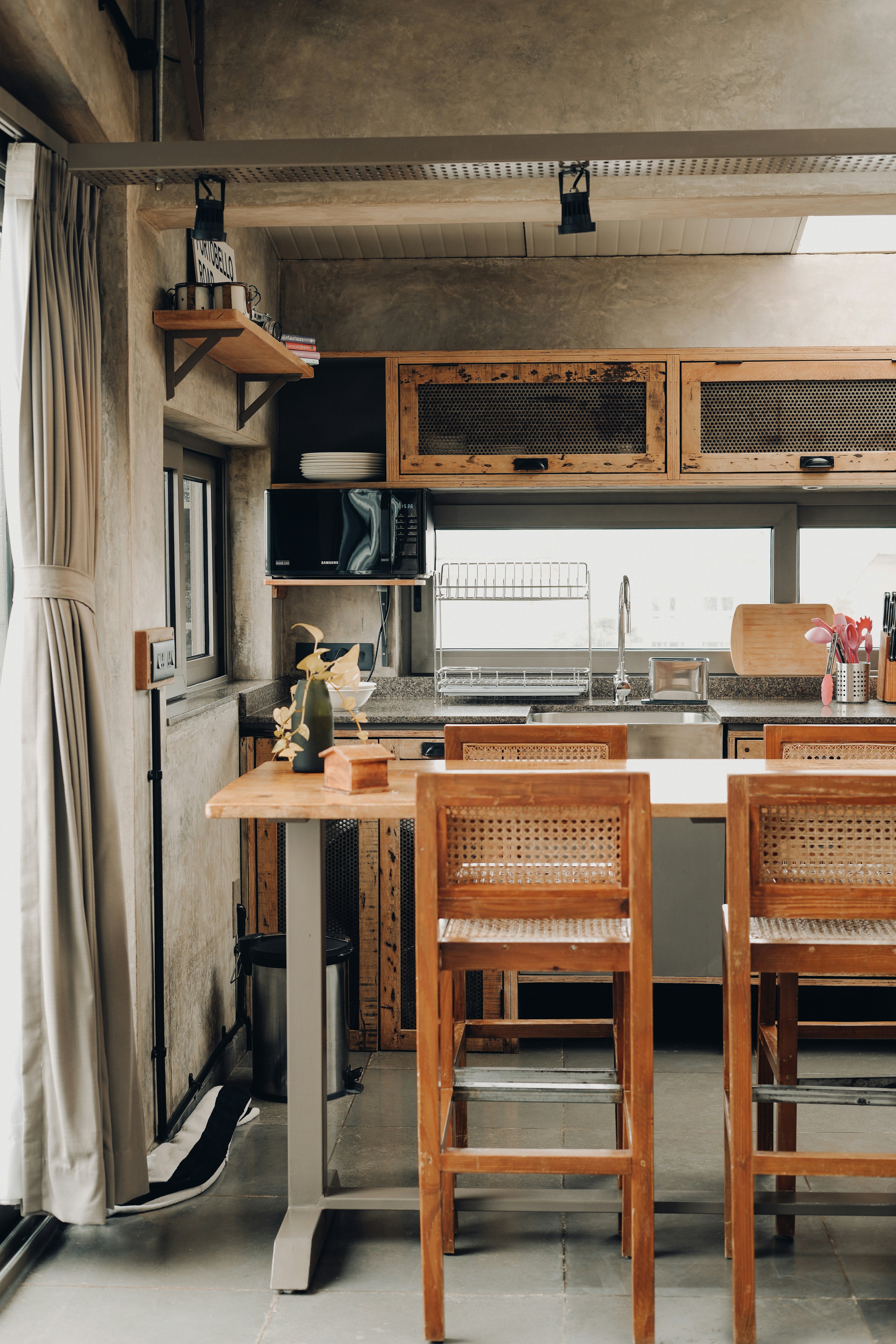 un coin cuisine avec une table et des chaises