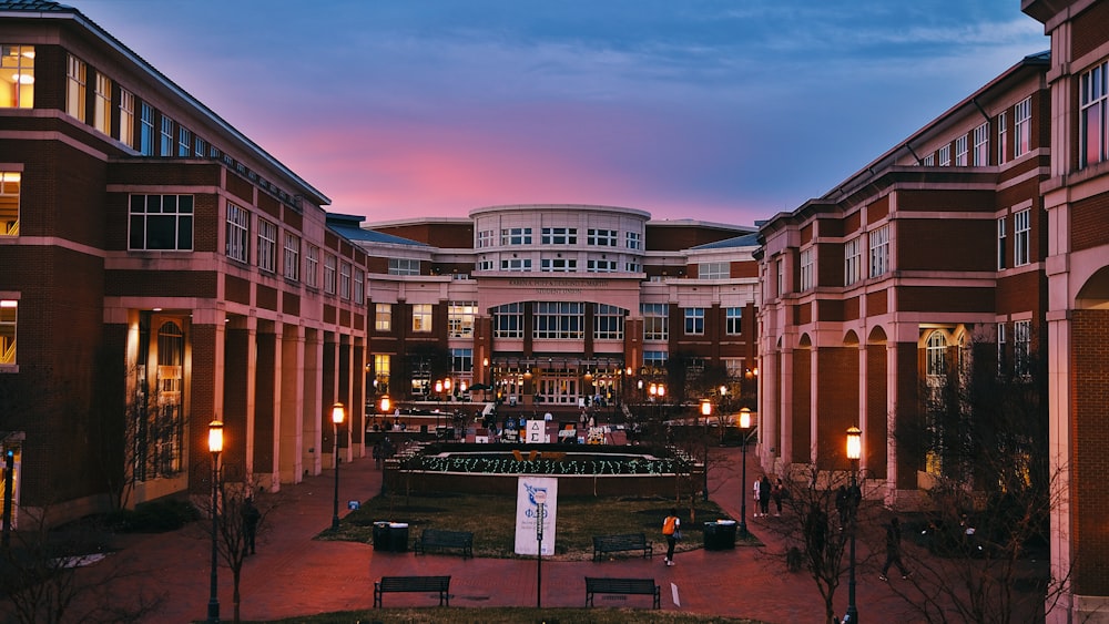 a courtyard with a fountain in the middle of it